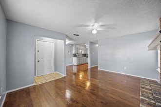 2208 Viewtop Ln in Arlington, TX - Foto de edificio - Building Photo