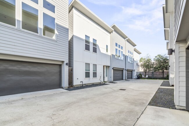 2210 Lou Ellen Ln in Houston, TX - Building Photo - Building Photo