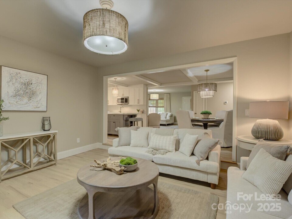 2016 Wedgedale Dr in Charlotte, NC - Building Photo