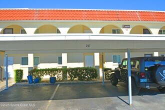 201 St Lucie Ln in Cocoa Beach, FL - Foto de edificio - Building Photo