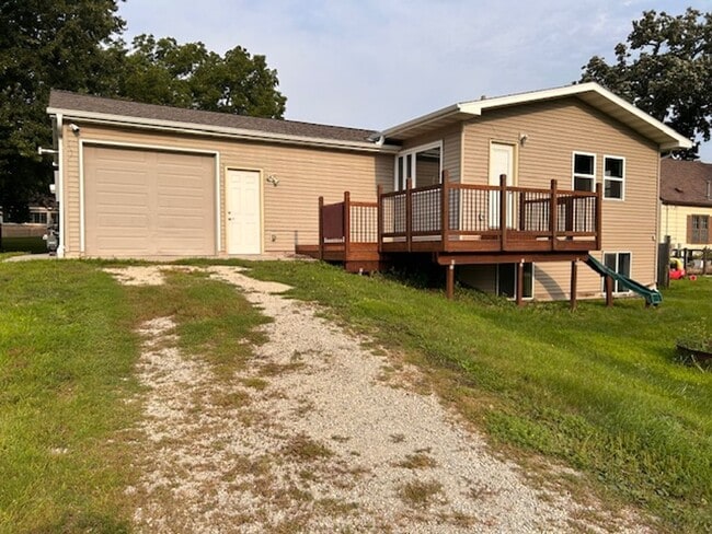 104 1st Ave NE in Dodge Center, MN - Foto de edificio - Building Photo