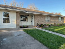 606 Matchett St in Brenham, TX - Building Photo