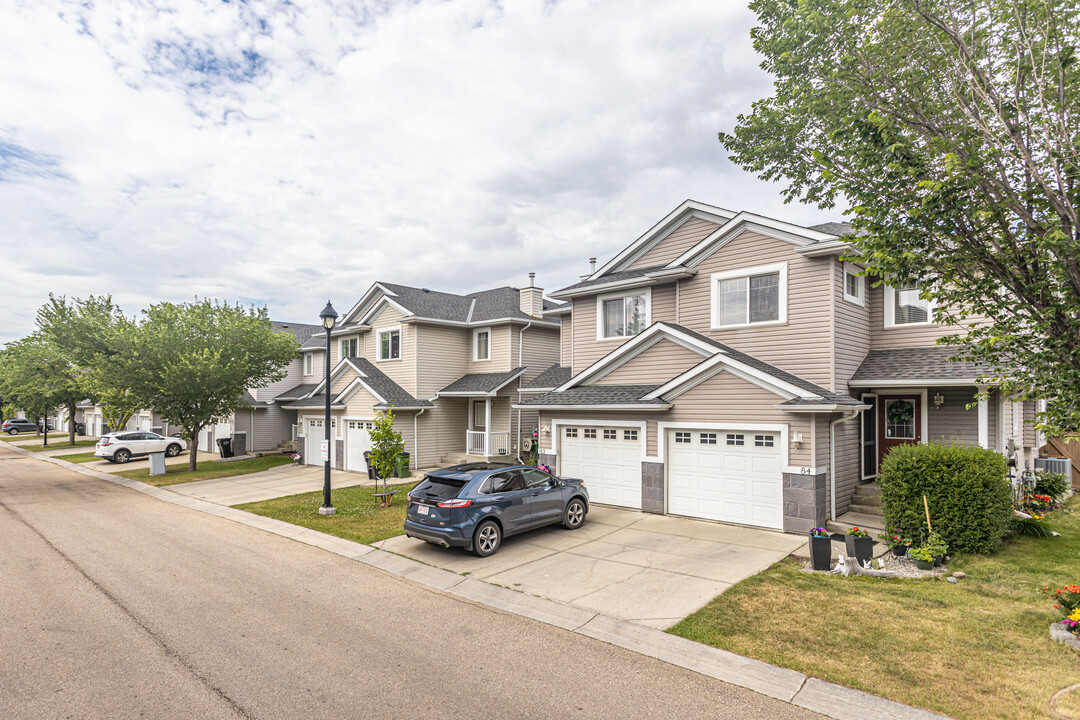 1819 Holman Cres NW in Edmonton, AB - Building Photo