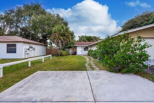 8642 Sunset Dr in Palm Beach Gardens, FL - Building Photo