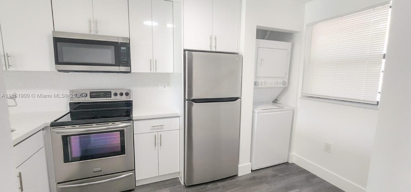 9830 Nob Hill Ln in Sunrise, FL - Building Photo