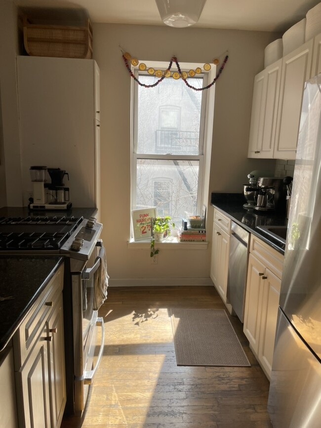 93 Erie St, Unit 2 in Jersey City, NJ - Foto de edificio - Building Photo