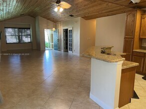 2014 SE Mantua St in Port St. Lucie, FL - Foto de edificio - Building Photo
