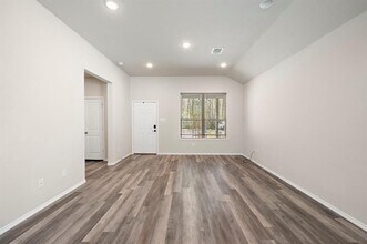 5899 Skylane Dr in Montgomery, TX - Foto de edificio - Building Photo