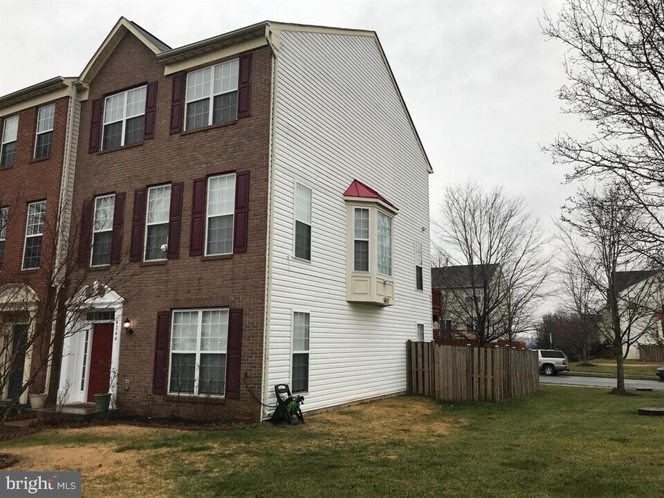 4244 La Mauricie Loop in Dumfries, VA - Building Photo