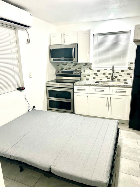 8006 Avenue B in Houston, TX - Building Photo