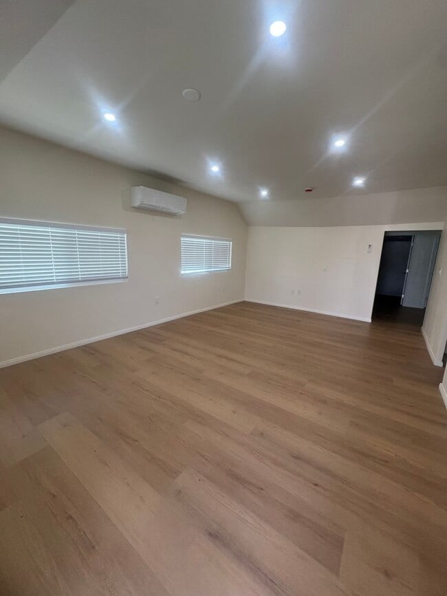 232-248 Wolff St in Oxnard, CA - Foto de edificio - Building Photo