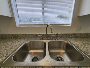 1075 Delport Ave in Santa Rosa, CA - Building Photo - Building Photo