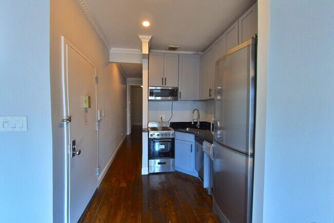 722 Tenth Avenue (49th & 50th St), #3D in New York, NY - Building Photo - Building Photo