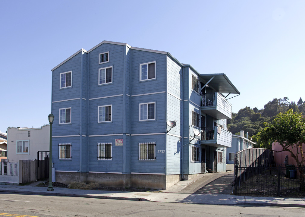 7732 Macarthur Blvd in Oakland, CA - Building Photo