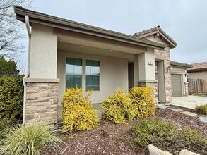 1810 E Monte Vis Ave in Visalia, CA - Building Photo - Building Photo