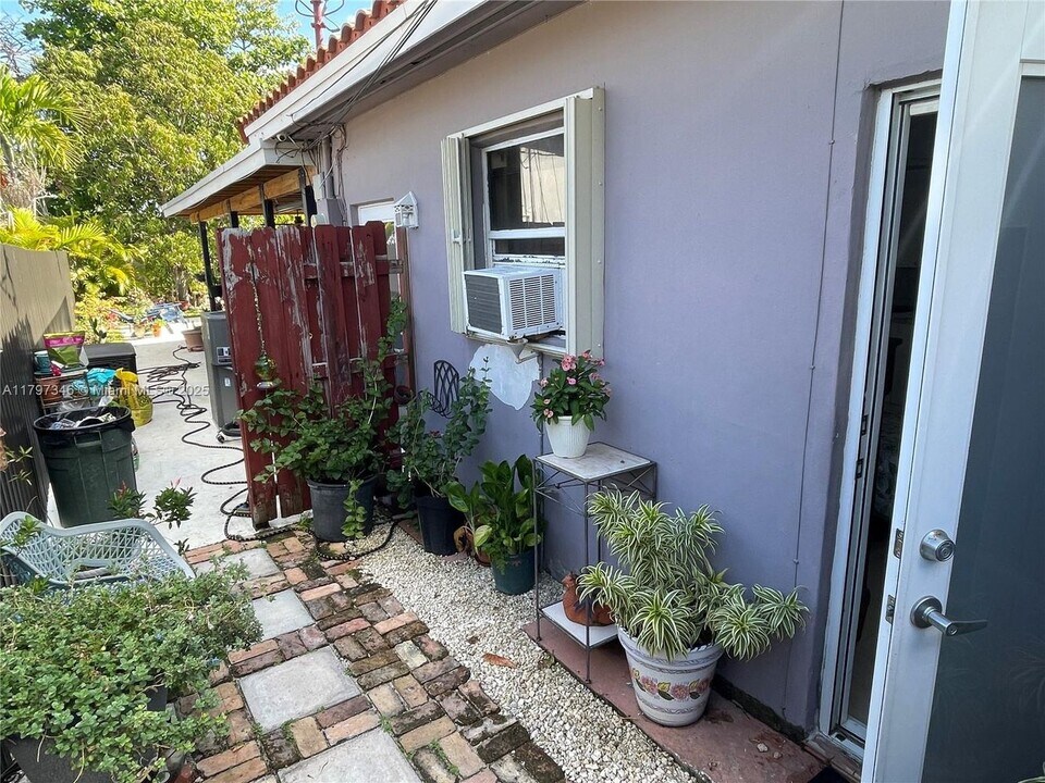 1405 SW 97th Ave in Miami, FL - Building Photo