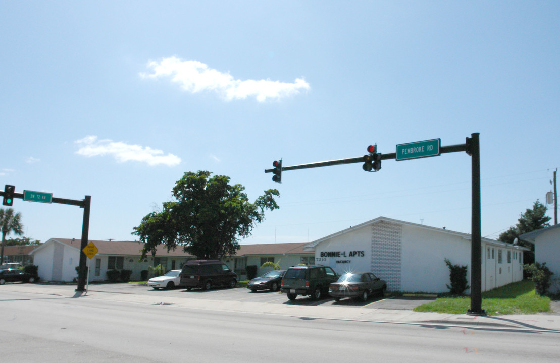 7200 Pembroke Rd in Miramar, FL - Foto de edificio