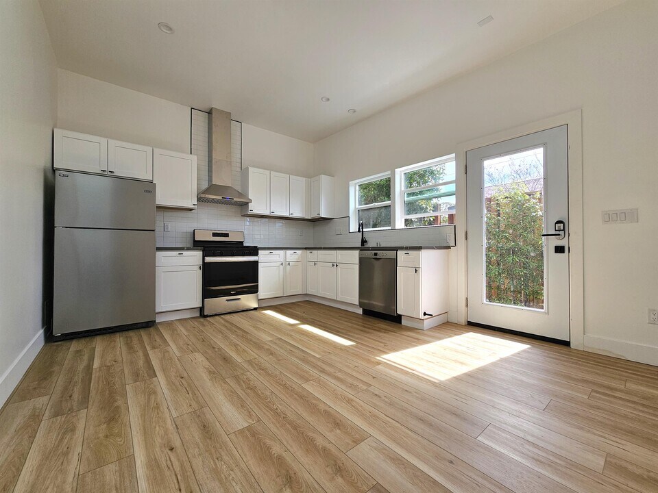 2711 W 60th St in Los Angeles, CA - Building Photo