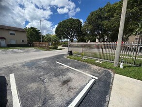 15250 SW 80th St in Miami, FL - Building Photo - Building Photo