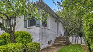 136 Lee Rd in Garden City, NY - Building Photo - Building Photo