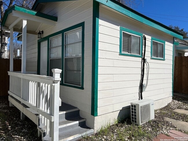 825 W Russell Pl in San Antonio, TX - Building Photo - Building Photo