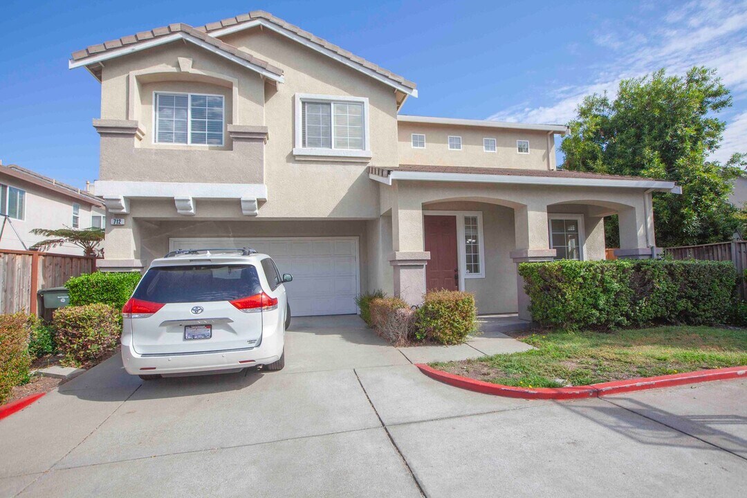 712 Matoza Ln in San Leandro, CA - Building Photo