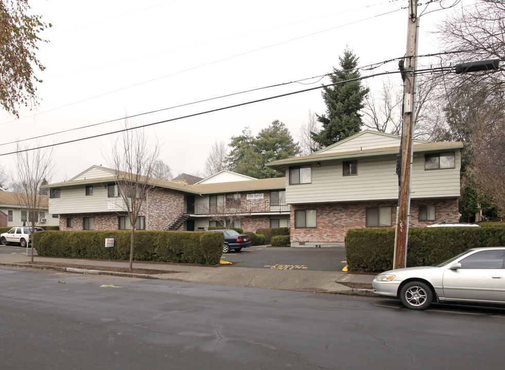 Pine Haven in Portland, OR - Building Photo