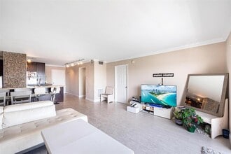 110 S Shore Dr, Unit 6D in Miami Beach, FL - Foto de edificio - Building Photo