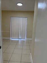 2377 W 66th Pl in Hialeah, FL - Foto de edificio - Building Photo