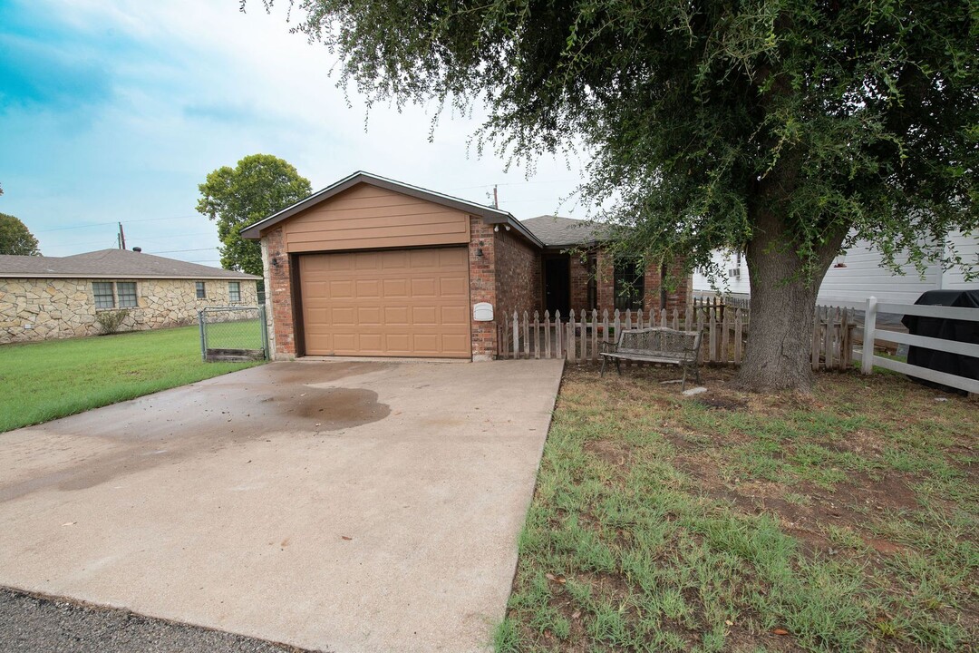 4620 Matthew Ct in Granbury, TX - Building Photo