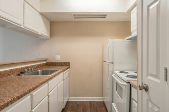 Rockridge Springs Apartments in Houston, TX - Building Photo - Interior Photo