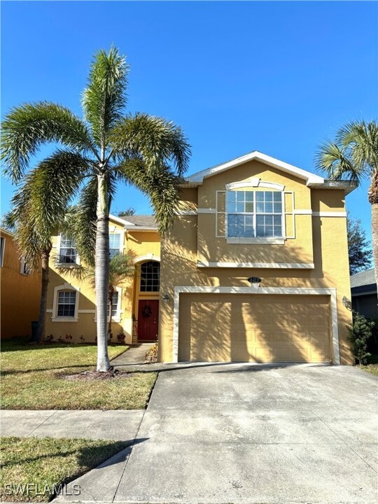 8413 Hollow Brook Cir in Naples, FL - Building Photo