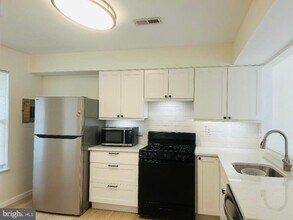 410 Aldeberan Dr in Washington Township, NJ - Foto de edificio - Building Photo