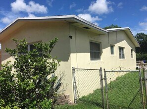 5221 Washington St in Hollywood, FL - Building Photo - Building Photo