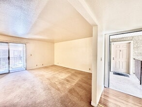 5281 River Glen Dr in Las Vegas, NV - Building Photo - Building Photo