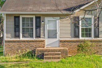 352 Woodale Dr in Clarksville, TN - Building Photo - Building Photo