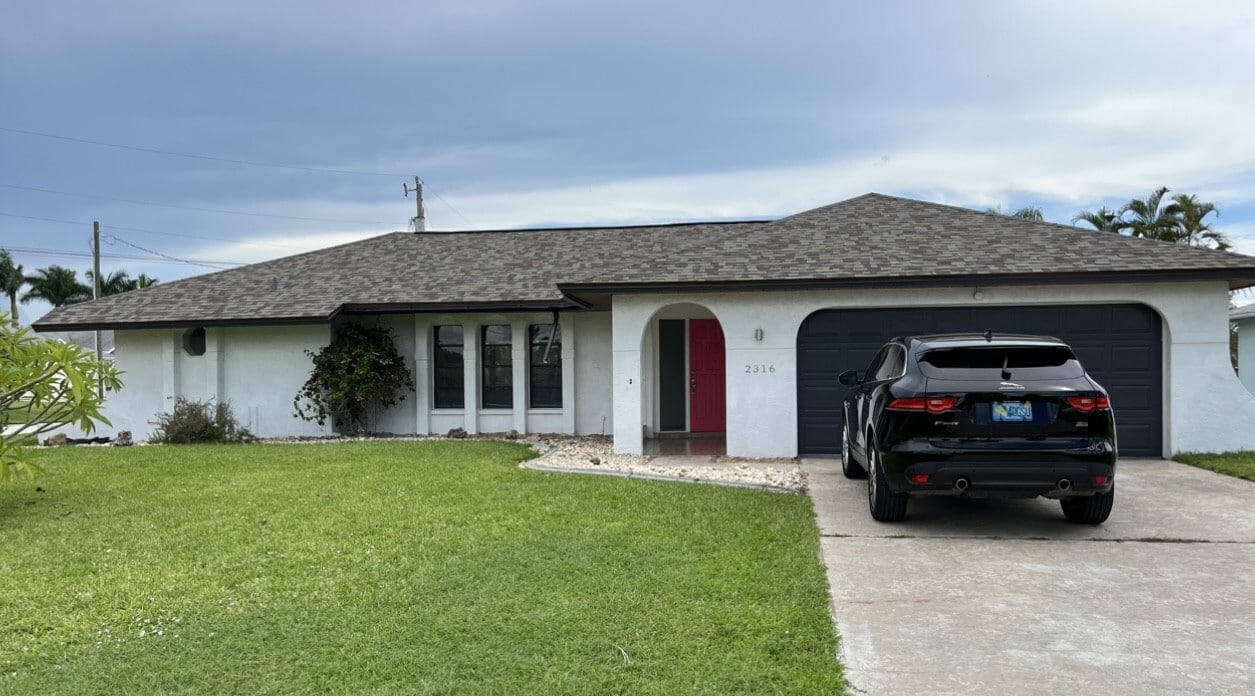 2316 Everest Pky in Cape Coral, FL - Foto de edificio