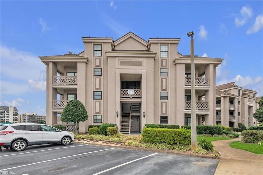417 Harbour Point, Unit 302 in Virginia Beach, VA - Building Photo