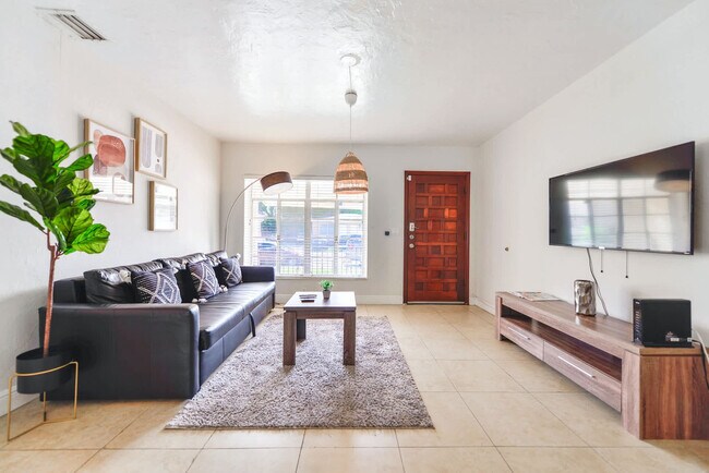 225 NW 14th Ave-Unit -FL1-ID1022316P in Miami, FL - Building Photo - Building Photo