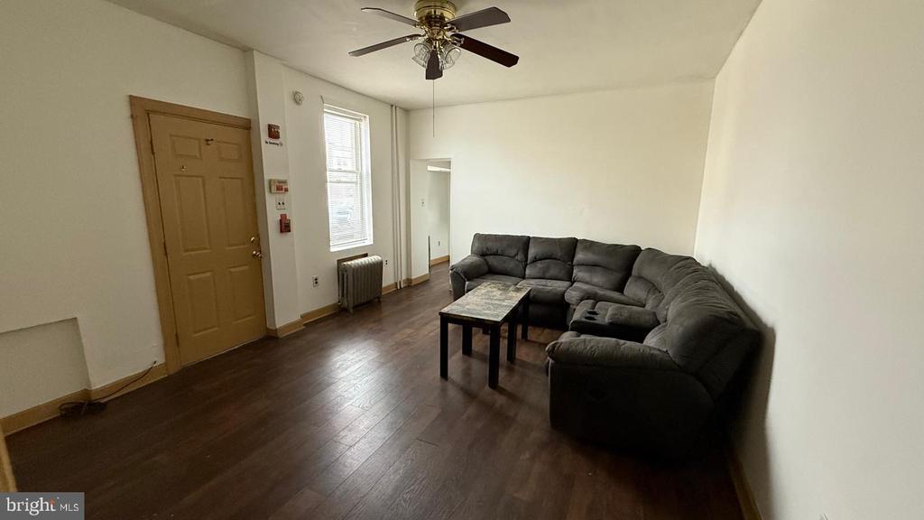 2353 E Somerset St in Philadelphia, PA - Building Photo