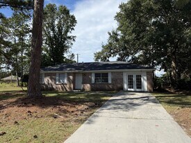 107 S Robinhood Dr in Savannah, GA - Building Photo