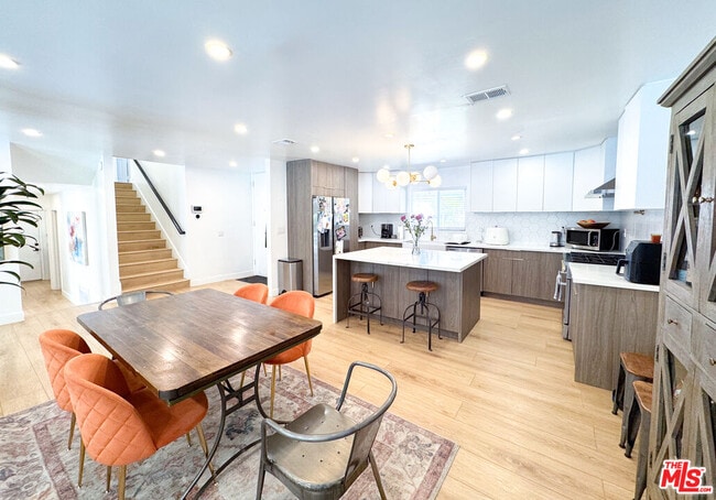 4327 Cezanne Ave in Los Angeles, CA - Building Photo - Building Photo