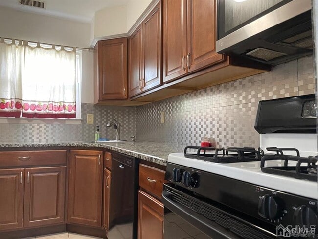 115 Redbud Rd in Piscataway, NJ - Building Photo - Building Photo