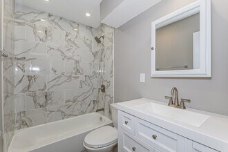 1013 N Jan-Mar Dr in Olathe, KS - Building Photo - Building Photo