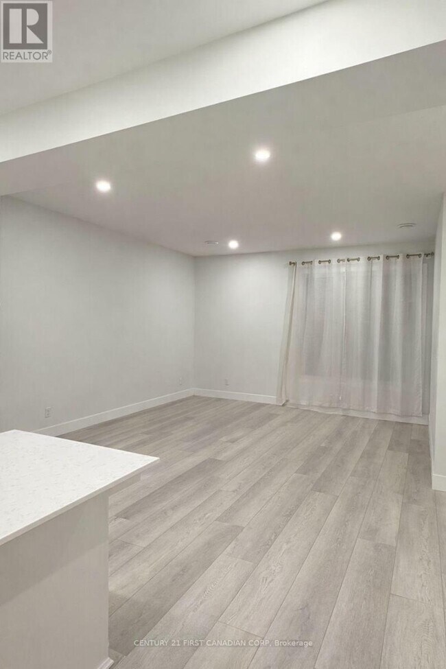 925 Deveron Crescent in London, ON - Building Photo - Building Photo