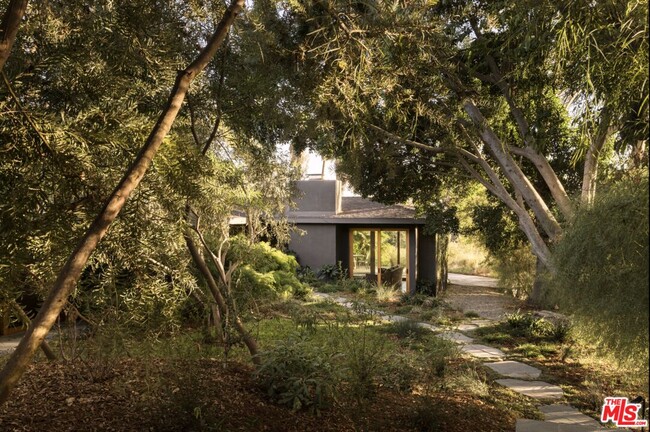 property at 1338 Glen Oaks Blvd