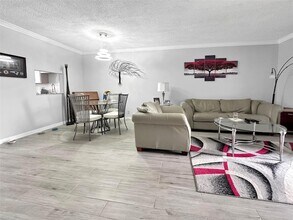 1005 Country Club Dr, Unit 404 in Margate, FL - Building Photo - Building Photo