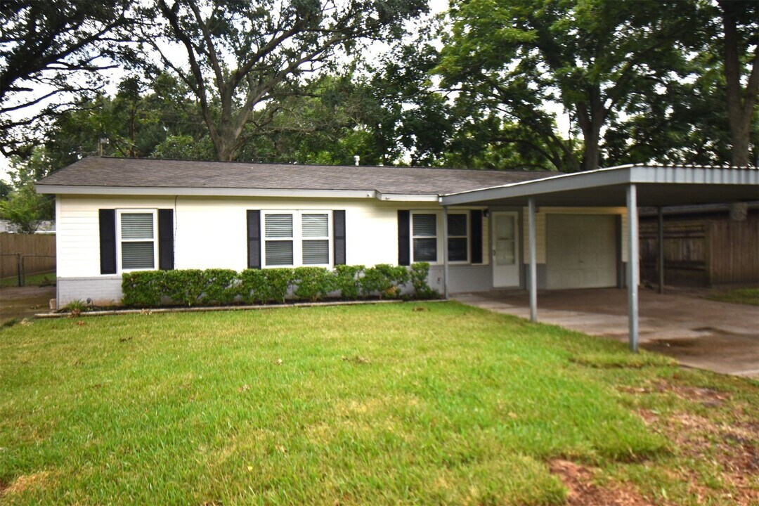 509 David Ave in League City, TX - Building Photo