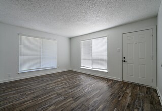 Regency Apartments in Arlington, TX - Building Photo - Building Photo