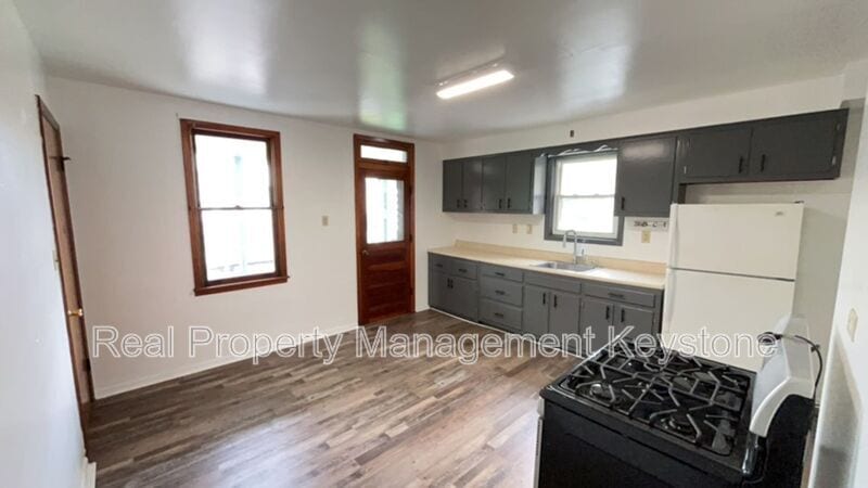 22 Linden St in Natrona Heights, PA - Building Photo